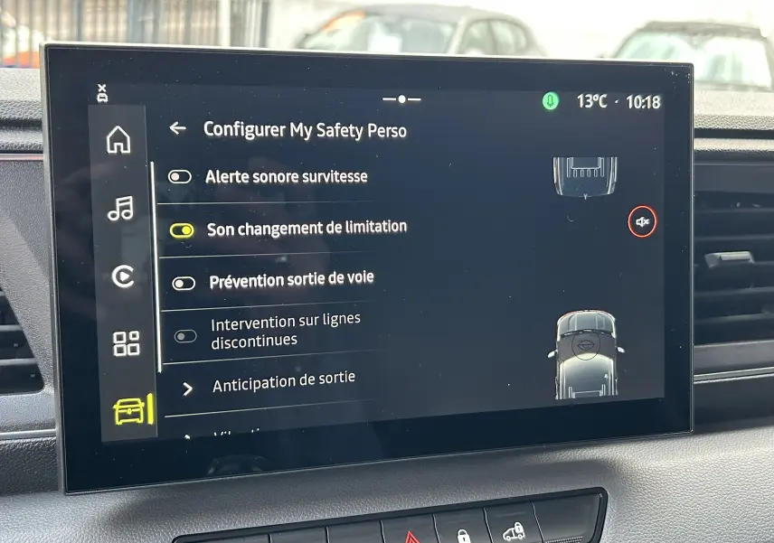 Écran tactile intérieur du Renault Master 2026 affichant les réglages d’alerte sonore et de sécurité, vue frontale.