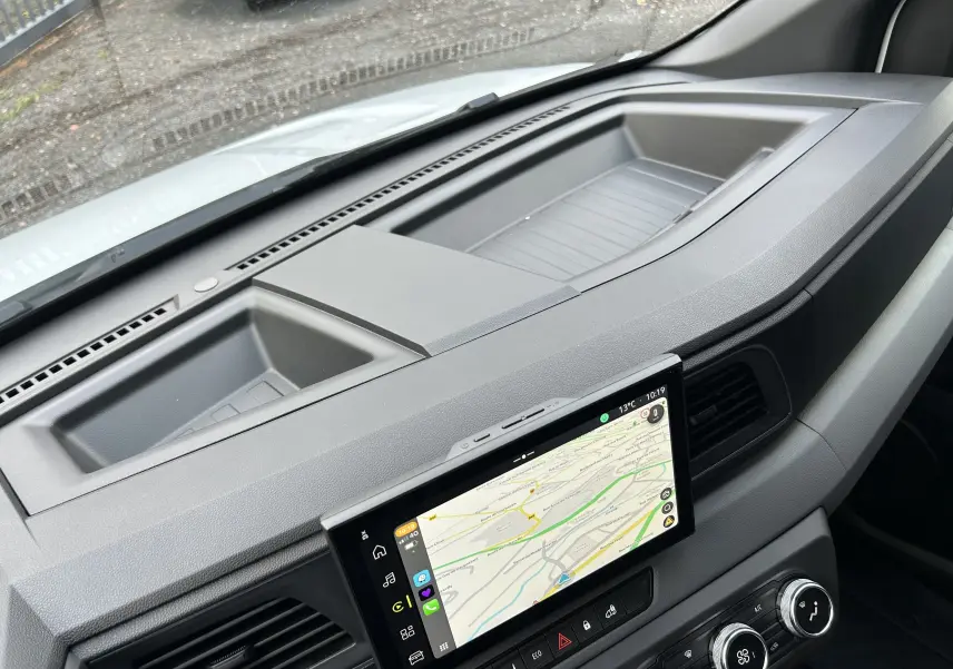 Vue intérieure du tableau de bord du Renault Master blanc 2026, avec écran tactile affichant une carte de navigation.