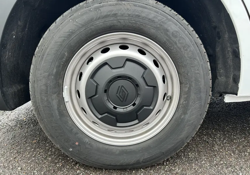 Gros plan sur la roue avant droite du Renault Master blanc avec jante acier et logo Renault central.