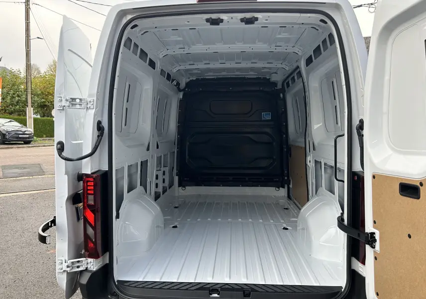 Vue arrière ouverte du Renault Master blanc montrant l'intérieur vide et spacieux du fourgon L2H2.
