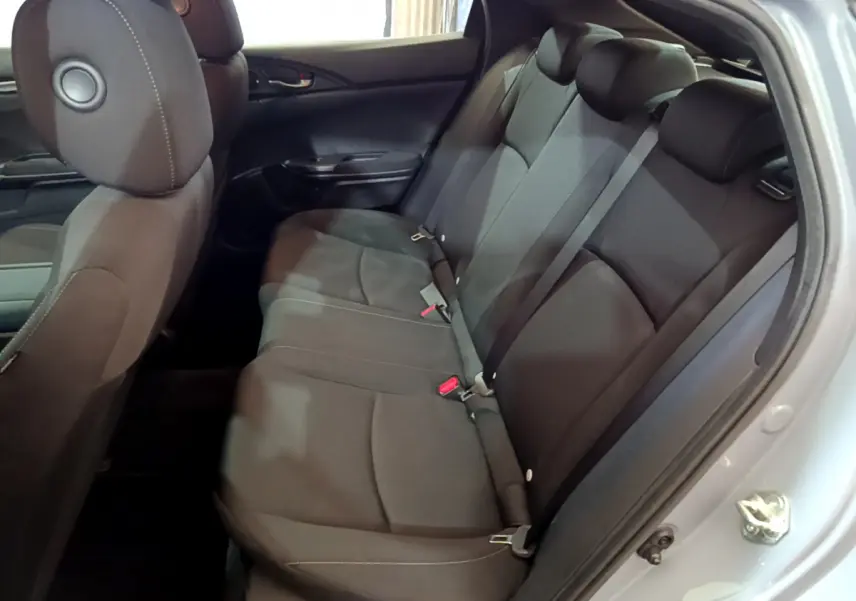Vue intérieure côté droit sur la banquette arrière noire de la Honda Civic 1.0 i-VTEC Exclusive gris foncé 2020.