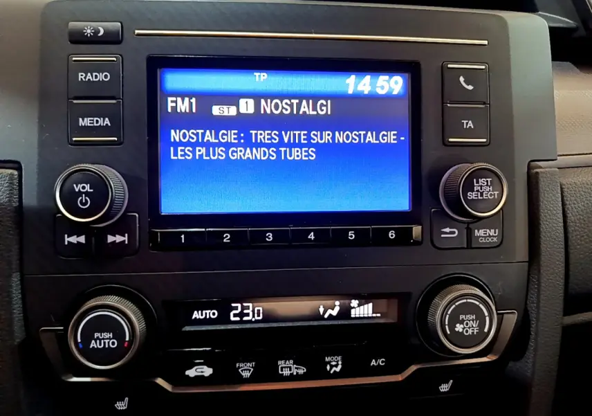 Détail du tableau de bord de la Honda Civic 1.0 i-VTEC Exclusive 2020, avec écran tactile et commandes climatisation.