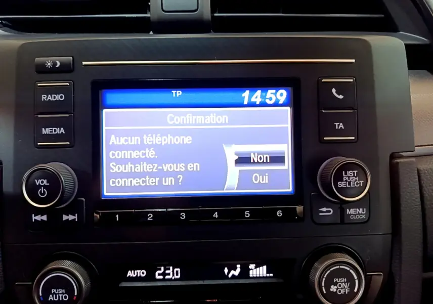 Écran tactile central de la Honda Civic 1.0 i-VTEC Exclusive 2020 affichant un message de connexion téléphone.