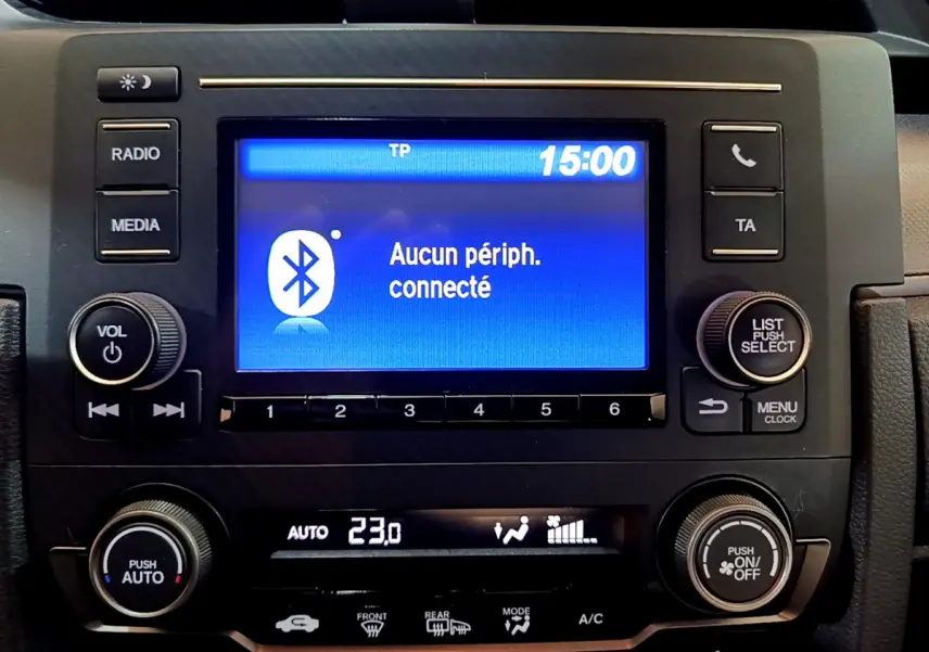 Détail du tableau de bord noir de la Honda Civic 1.0 i-VTEC Exclusive 2020 avec écran tactile Bluetooth allumé.