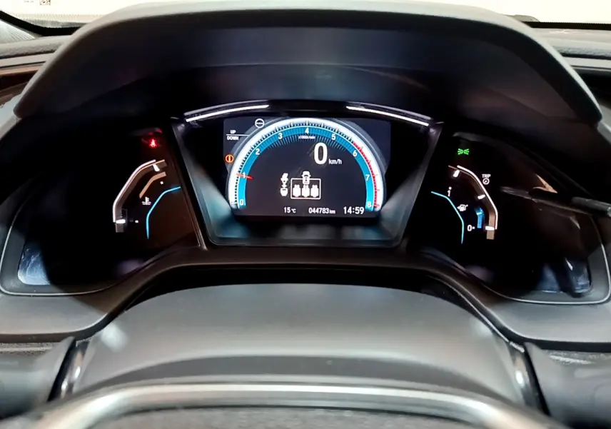 Tableau de bord numérique de la Honda Civic 1.0 i-VTEC Exclusive 2020, affichage vitesse et température.