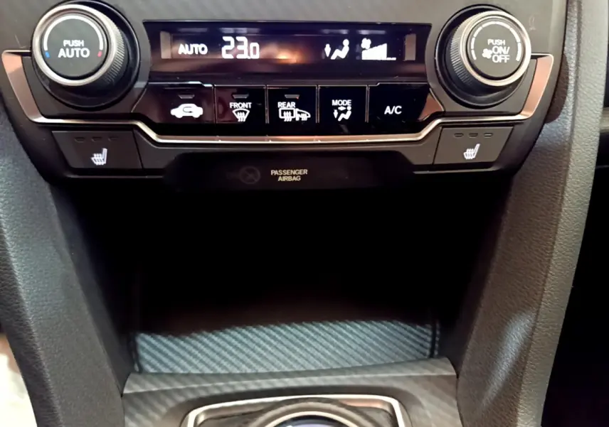 Détail de la console centrale avec commandes climatisation et sièges chauffants de la Honda Civic 1.0 i-VTEC Exclusive 2020.