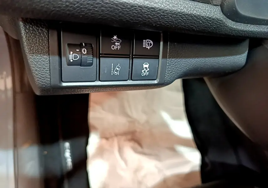 Gros plan sur les commandes noires sous le tableau de bord de la Honda Civic 1.0 i-VTEC Exclusive 2020.