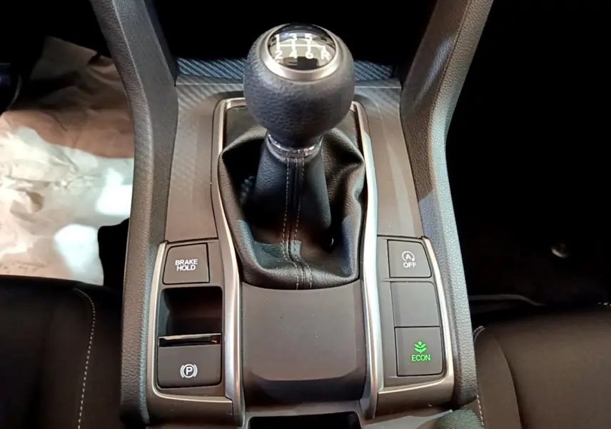 Gros plan sur levier de vitesse manuel et commandes centrales de la Honda Civic 1.0 i-VTEC Exclusive 2020.