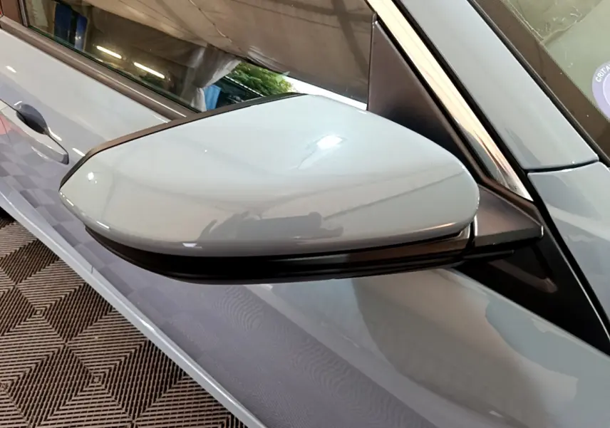 Rétroviseur côté gauche gris clair de la Honda Civic 1.0 i-VTEC Exclusive 2020 avec caméra intégrée.