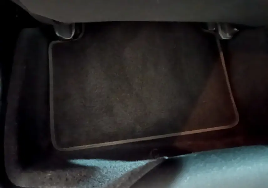 Tapis de sol noir côté conducteur dans une Honda Civic 1.0 i-VTEC Exclusive 2020 gris foncé.