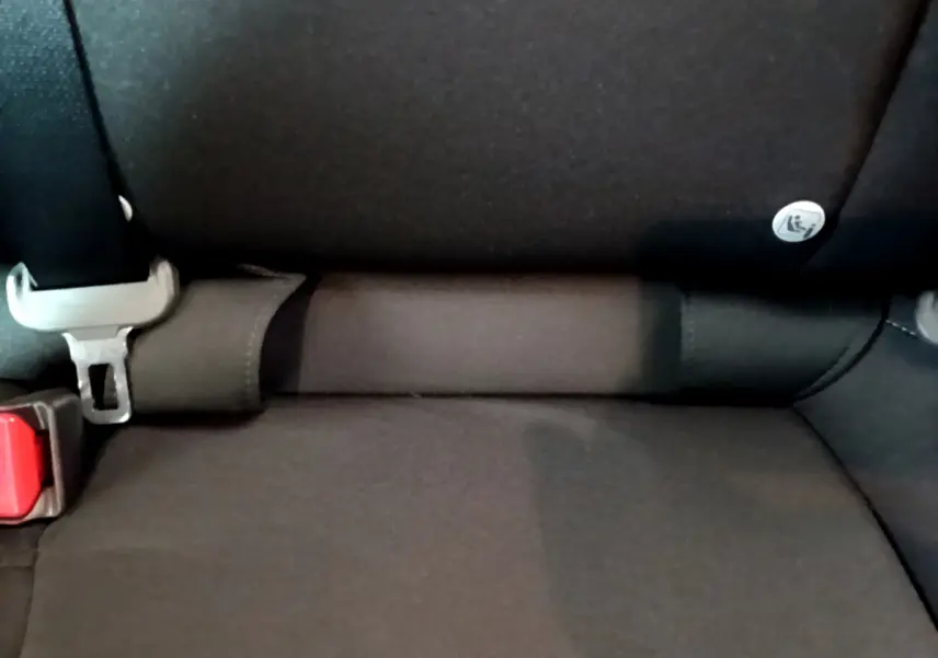 Gros plan sur la banquette arrière noire de la Honda Civic 1.0 i-VTEC Exclusive 2020 avec fixation Isofix visible.