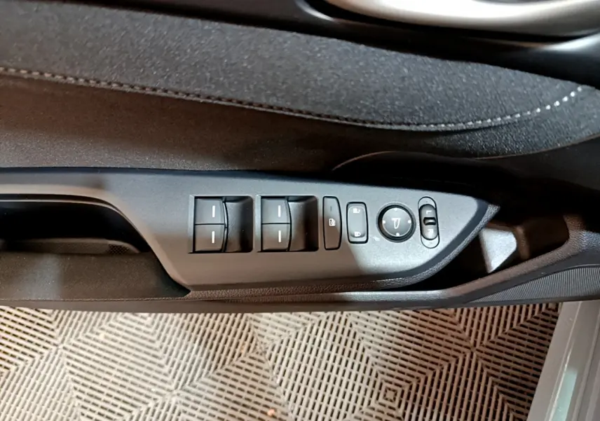 Panneau de commandes des vitres et rétroviseurs côté conducteur d'une Honda Civic gris foncé 2020.