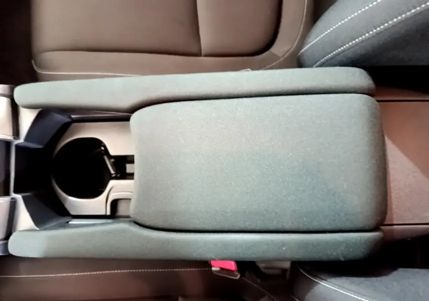 Gros plan sur l'accoudoir central gris foncé et les sièges marron de la Honda Civic 1.0 i-VTEC Exclusive 2020.