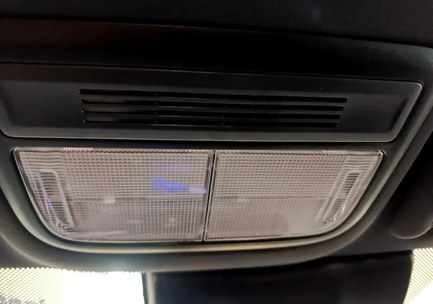 Plafonnier intérieur avec éclairage LED de la Honda Civic 1.0 i-VTEC Exclusive gris foncé, vue en gros plan.