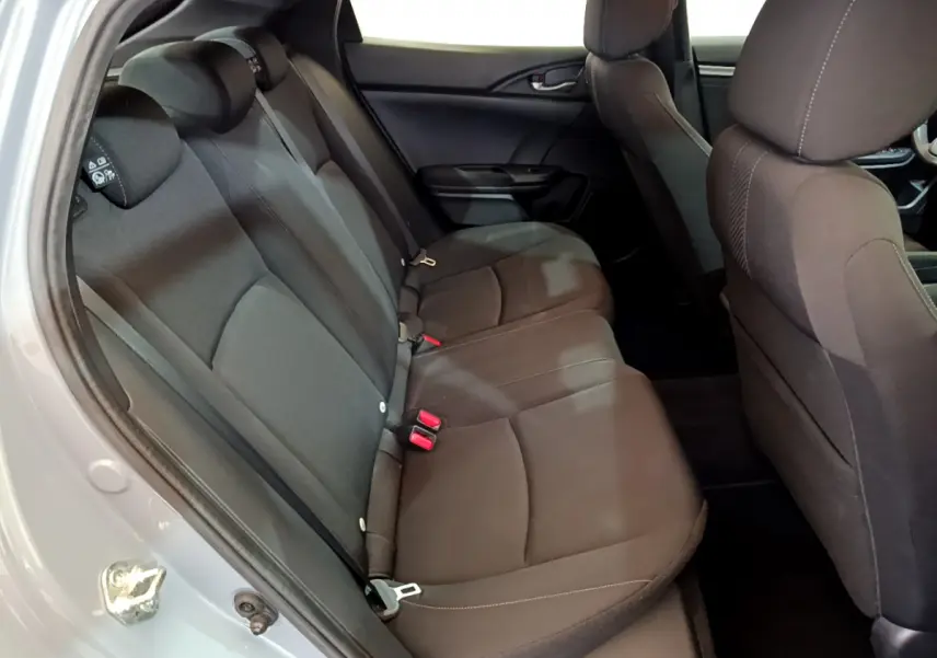 Vue intérieure côté gauche montrant la banquette arrière en tissu noir de la Honda Civic 1.0 i-VTEC Exclusive 2020.