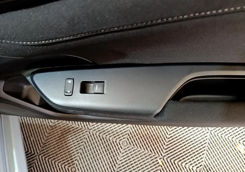 Détail de la commande de verrouillage centralisé sur la porte côté gauche d'une Honda Civic gris foncé 2020.