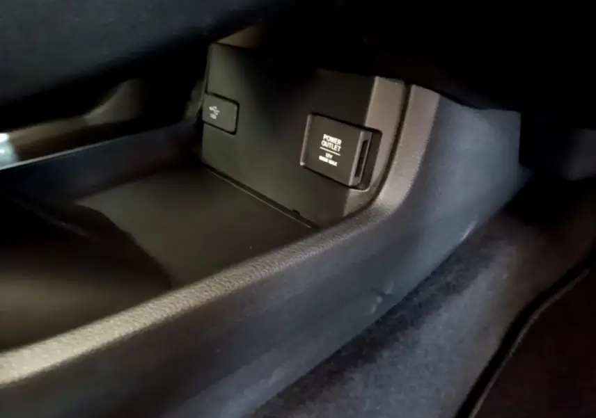 Prise 12V et port USB dans la console centrale noire de la Honda Civic 1.0 i-VTEC Exclusive 2020.