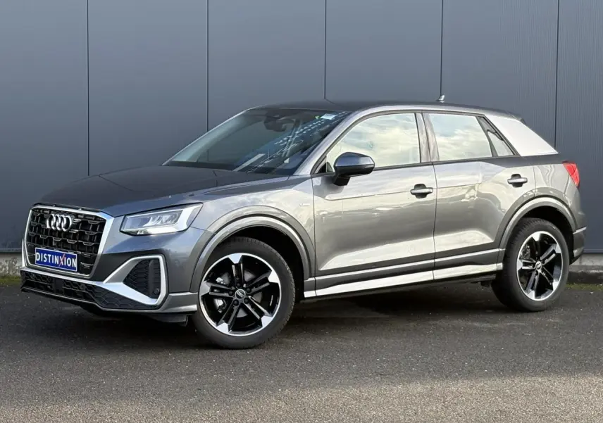Audi Q2 30 TDI S-Line gris Daytona en 3/4 avant droit, avec jantes Audi Sport 5 branches finition titane mat.