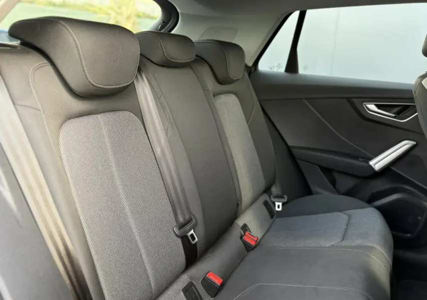 Vue intérieure côté droit des sièges arrière en tissu gris de l'Audi Q2 30 TDI S-Line 2025.