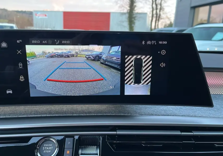 Vue intérieure sur l’écran multimédia affichant la caméra de recul du Peugeot 5008 gris titane avec toit noir.