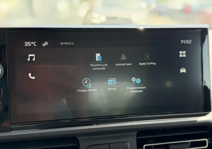 Écran tactile 10 pouces du tableau de bord du Citroën Berlingo ë-136, affichant les options connectées et de charge différée.