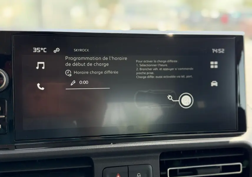 Écran tactile central du tableau de bord du Citroën Berlingo ë-136 gris Artense, affichant la programmation de charge différée.