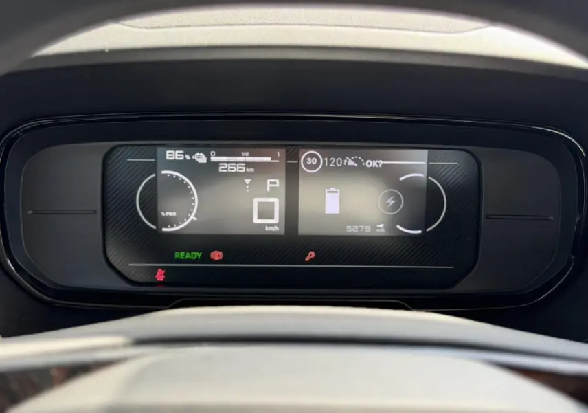 Tableau de bord numérique du Citroën Berlingo ë-136 2025 affichant autonomie, vitesse et état de charge batterie.