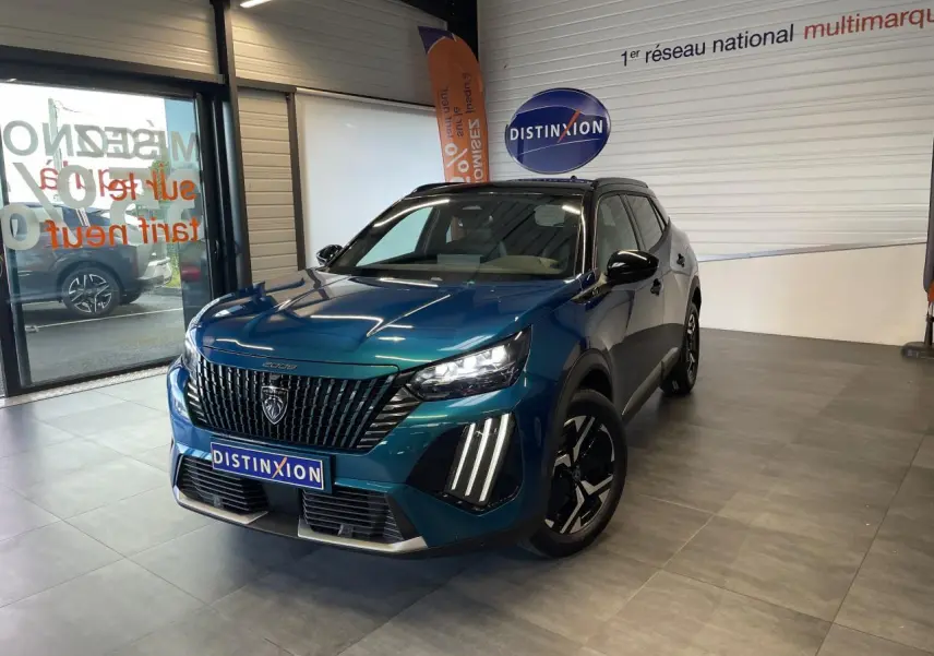 Peugeot 2008 hybride bleu en 3/4 avant droit, avec calandre noire verticale et feux LED distinctifs en griffes.