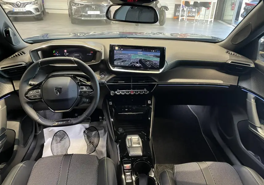 Vue intérieure avant du Peugeot 2008 bleu 2026, avec tableau de bord numérique et écran tactile central.
