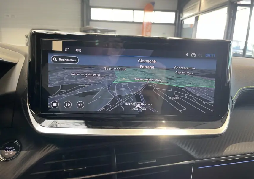 Écran tactile 10 pouces du Peugeot 2008 1.2i Hybrid 2026 affichant la navigation 3D connectée.
