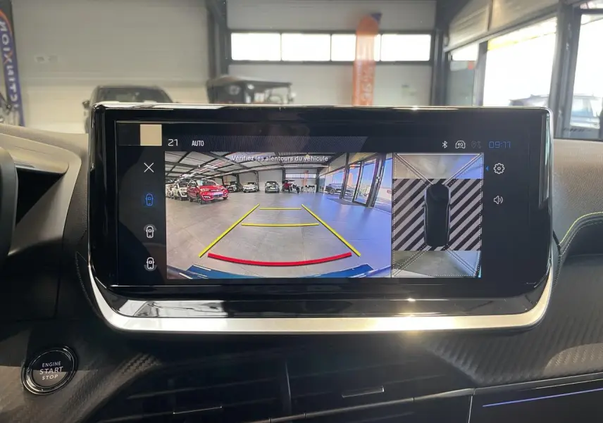 Écran tactile intérieur montrant la caméra de recul et vue 360° dans un Peugeot 2008 bleu hybride, tableau de bord noir.