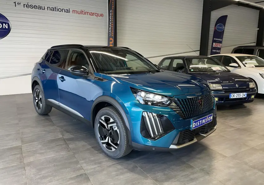 Peugeot 2008 hybride bleu en 3/4 avant droit, avec calandre noire et jantes bicolores distinctives.
