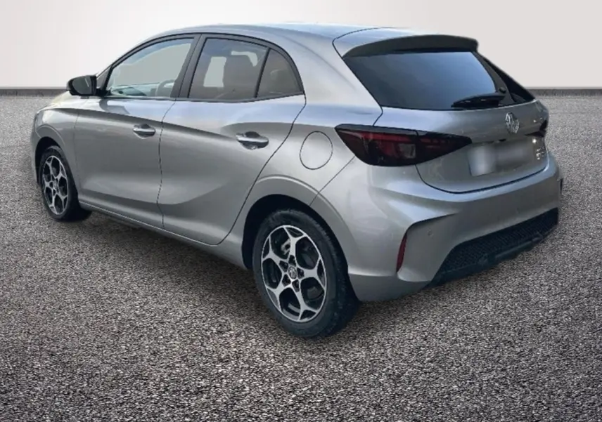 Vue 3/4 arrière droite d'une MG3 gris clair avec jantes alliage et vitres teintées sur fond neutre.