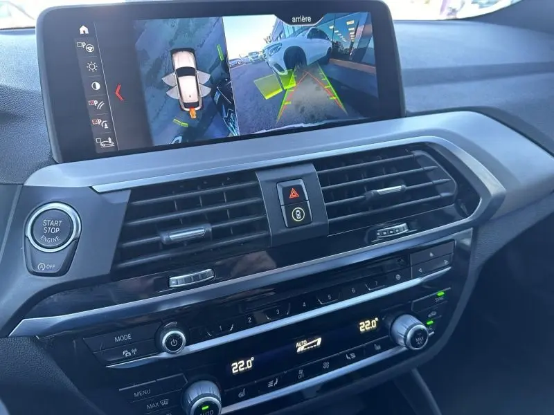 Vue intérieure du tableau de bord du BMW X4 X Drive 190 CV X-Line 2019 avec écran affichant la caméra de recul.