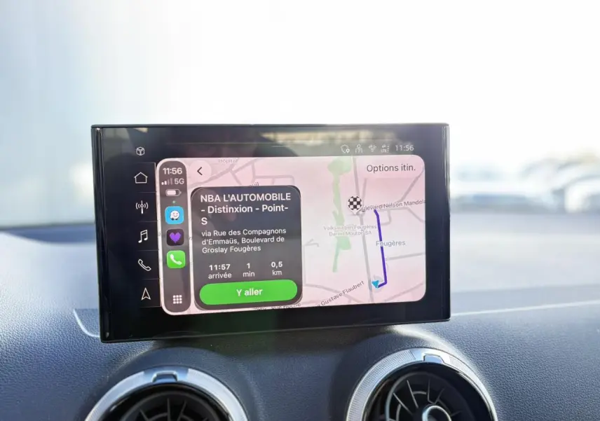 Écran central MMI tactile affichant la navigation dans l’Audi Q2 30 TDI S-Line, intérieur noir.