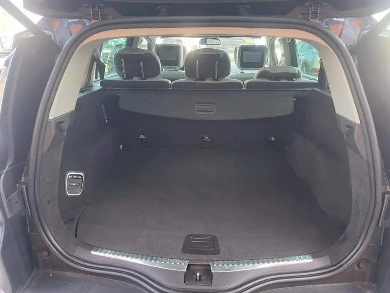 Vue arrière du coffre spacieux du Renault Espace gris Cassiopée avec sièges arrière individuels et cache-bagages.