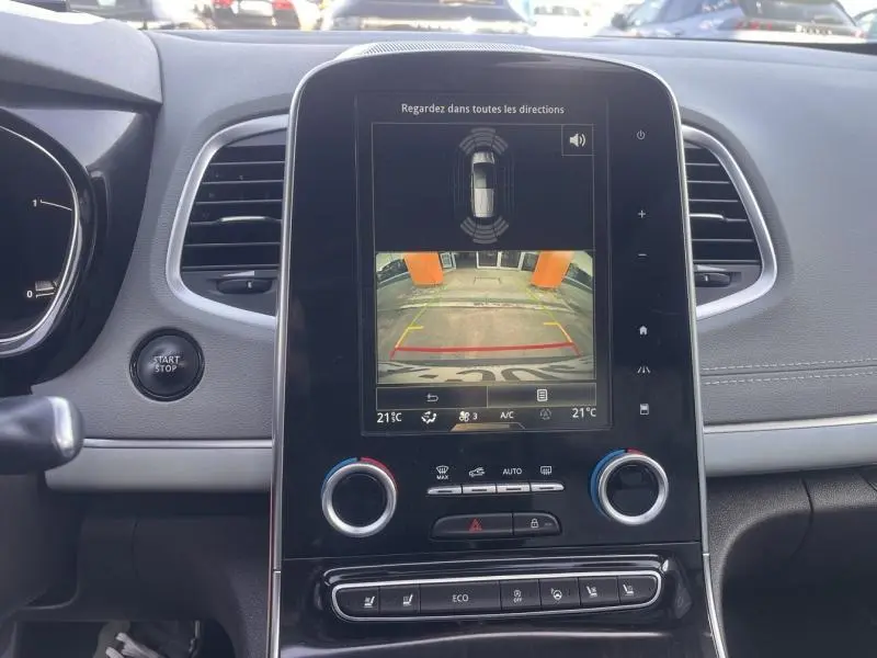 Vue intérieure du tableau de bord du Renault Espace gris Cassiopée, écran tactile affichant la caméra de recul et commandes climatisation.