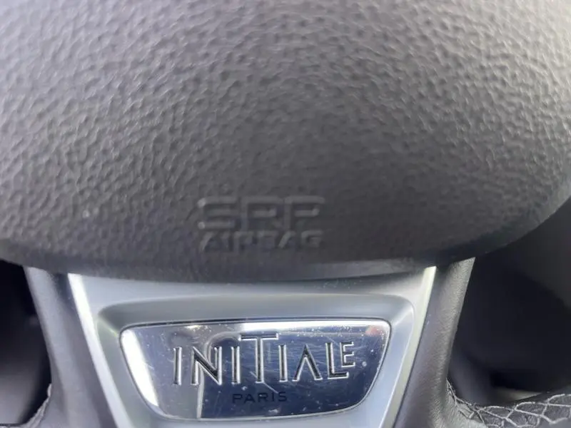 Détail du volant cuir avec logo Initiale Paris sur Renault Espace gris Cassiopée, vue intérieure rapprochée.