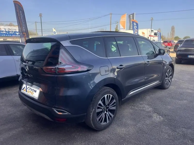 Vue 3/4 arrière droite d'un Renault Espace gris Cassiopée avec jantes alliage et vitres surteintées.