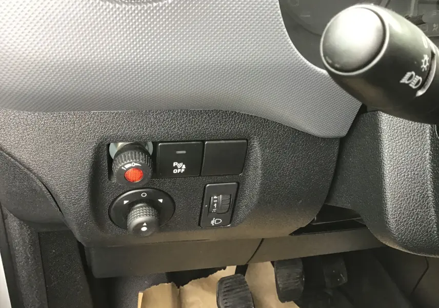 Gros plan sur les commandes côté gauche du tableau de bord du Citroën Berlingo blanc 2019, avec réglages et bouton de désactivation radar.