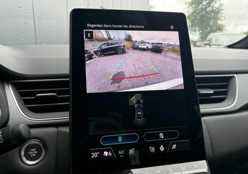 Vue intérieure du tableau de bord du Renault Captur blanc nacré, écran tactile affichant la caméra de recul.