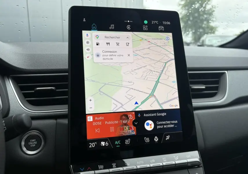 Écran tactile vertical du système multimédia OpenR Link dans l’habitacle du Renault Captur blanc nacré, vue de face.