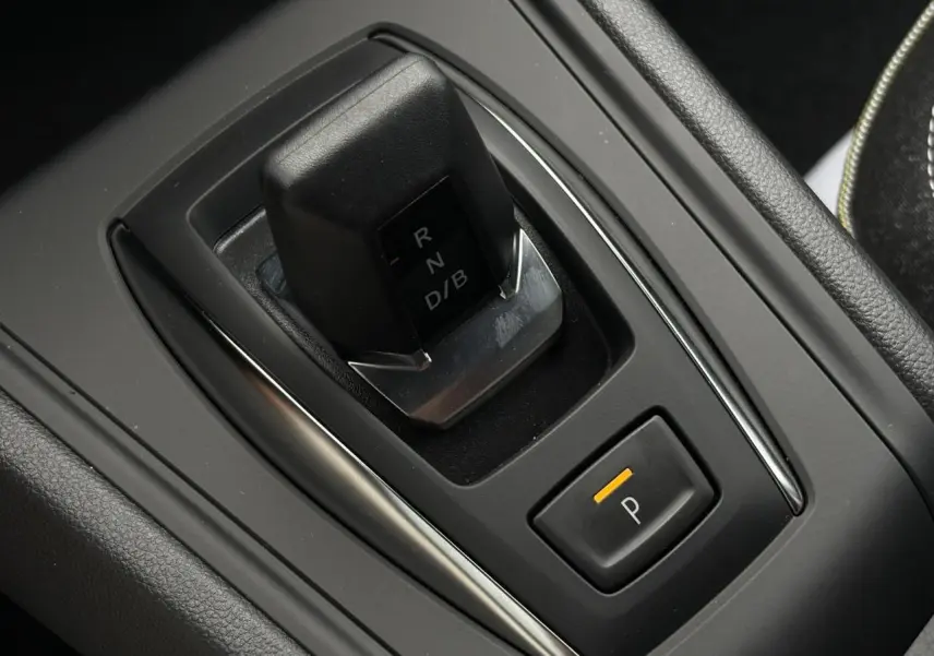 Gros plan sur le levier de vitesses automatique et bouton de parking du Renault Captur 2026, intérieur noir mat.