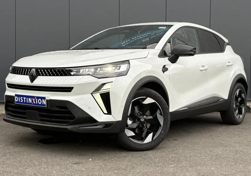Renault Captur blanc nacré en 3/4 avant droit, avec jantes noires 18 pouces et rétroviseurs noirs brillants.