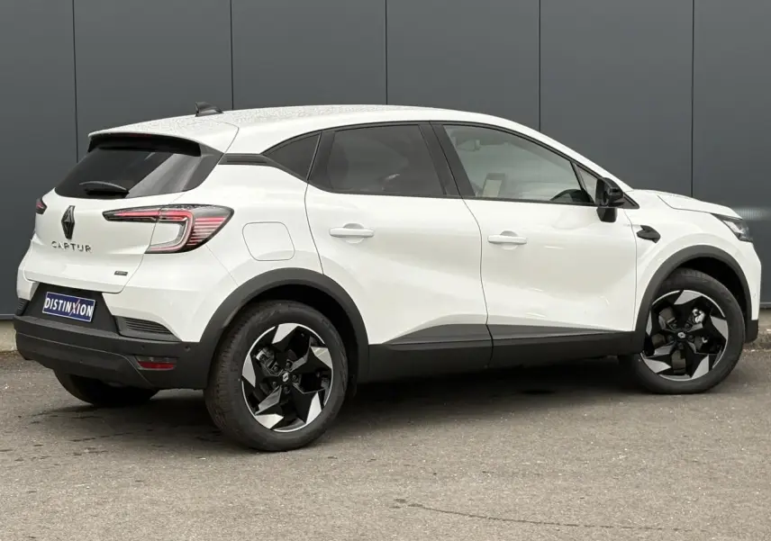Renault Captur blanc nacré en vue profil droit, avec jantes 18 pouces noires et vitres surteintées.