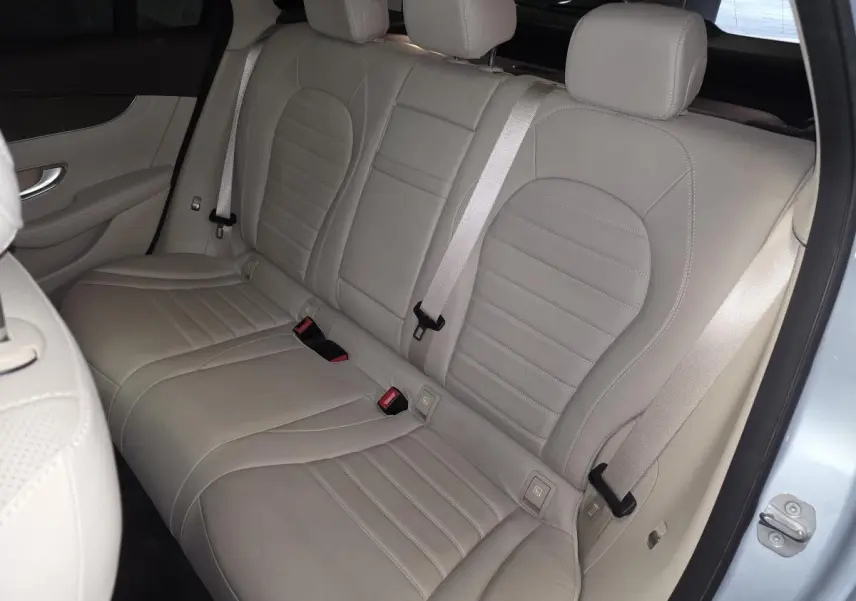 Vue intérieure de la banquette arrière en cuir beige clair d'une Mercedes GLC 350 e hybride rechargeable, côté droit ouvert.