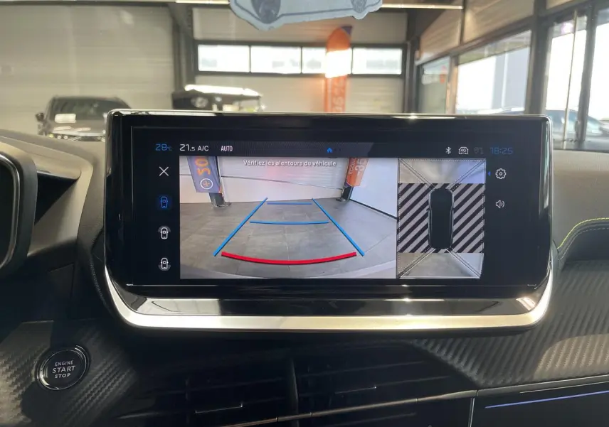 Écran multimédia du Peugeot 2008 gris 2026 montrant la caméra de recul et la vue 360° intérieure.