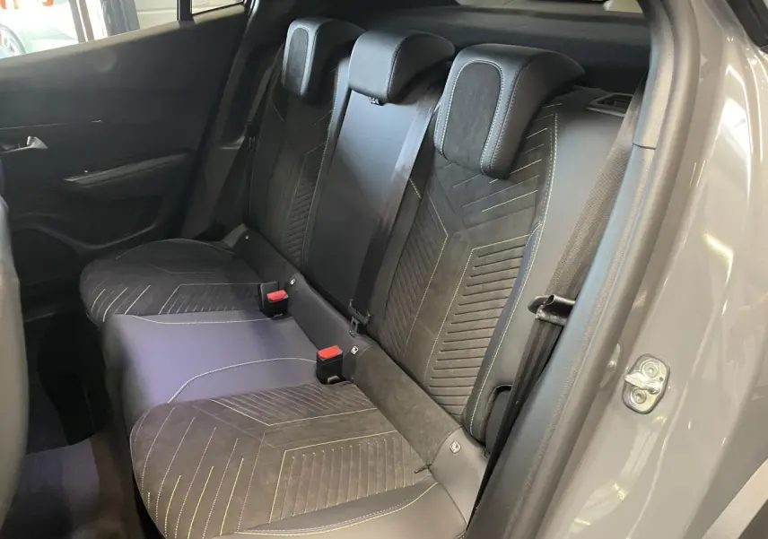 Vue intérieure côté droit des sièges arrière gris avec surpiqûres jaunes du Peugeot 2008 Hybrid 2026.