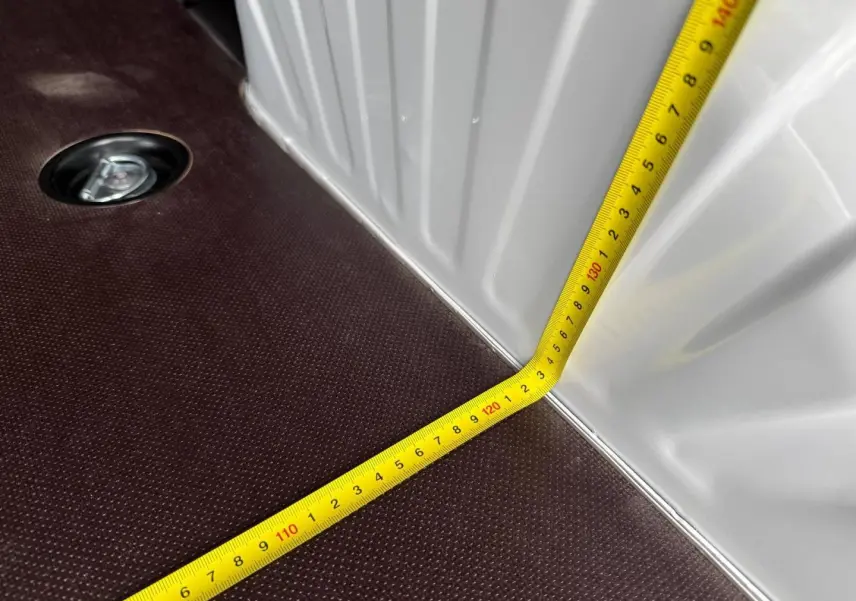 Gros plan intérieur du coffre blanc Icy du Citroën Berlingo Fourgon XL avec ruban à mesurer jaune posé au sol.