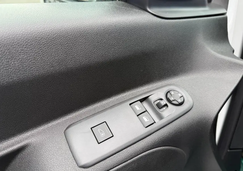 Gros plan sur la commande des vitres et rétroviseurs côté conducteur du Citroën Berlingo Fourgon XL blanc Icy.